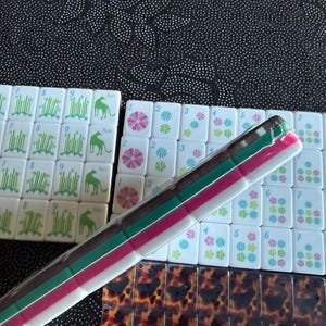 Mahjong Tiles – Happy Tortoise ; American Mahjongg.. Set of Tiles & Matching Dice Bild 2
