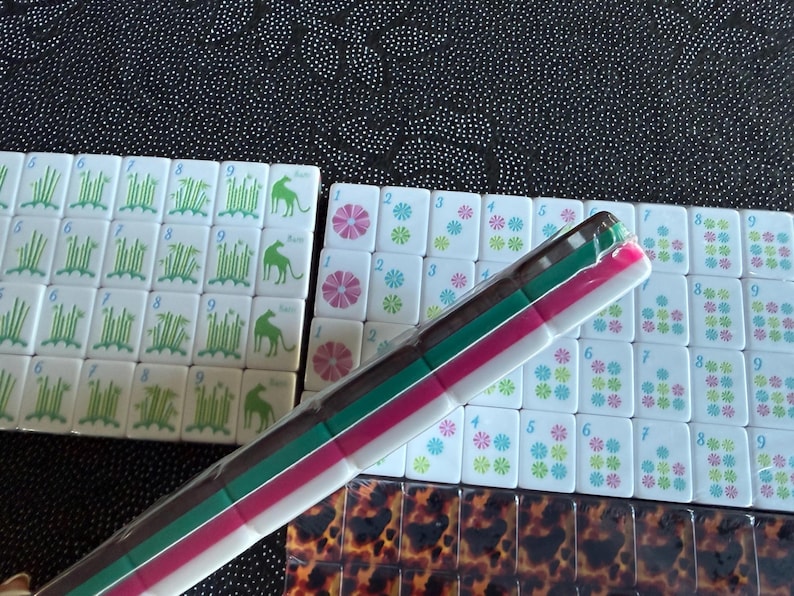 Mahjong Tiles – Happy Tortoise ; American Mahjongg.. Set of Tiles & Matching Dice Bild 2