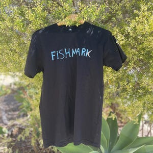 Puede incluir: Un juego de tres tazas de cerámica con un acabado moteado y mate. Las tazas son en tonos crema, gris claro y gris oscuro. Cada taza tiene un diseño simple y minimalista y un asa redondeada. Las tazas están apiladas una encima de otra.