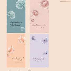 Puede incluir: Cuatro impresiones digitales rectangulares con ilustraciones florales y textos b&iacute;blicos. La superior izquierda es verde azulado con hortensias, la superior derecha es rosa con rosas, la inferior izquierda es melocot&oacute;n con guisantes de olor y la inferior derecha es lavanda.