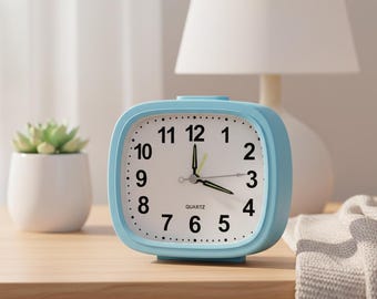 Stille analoge wekker, Lichtgevende wijzerplaat, Reiswekker, Niet-tikkende nachtklok, Klok op kleine batterij, Stille slaapkamerklok