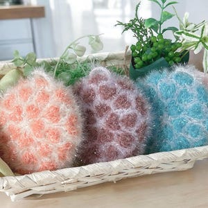 Puede incluir: Un juego de tres tazas de cerámica con un acabado moteado y mate. Cada taza presenta un color diferente: azul claro, crema y gris. Las tazas tienen un diseño simple y moderno y un asa cómoda.