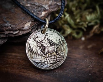 Natur Messing Anhänger Hirsch und Berge: Einzigartige oxidierte Oberfläche - handgemachter Schmuck, verstellbare schwarze Schnur, Geschenk für Wildtierliebhaber
