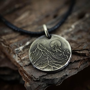 Collar con colgante de montaña: latón rústico hecho a mano (grabado personalizado)
