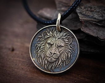 Löwenkopf Messing Stärke Amulett Leo Halskette: Rustikal oxidiertes Finish - Handgemachte kleine Charge, verstellbare schwarze Schnur, Unisex Wear