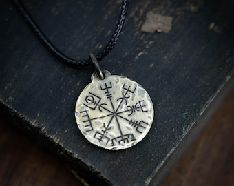 Messing Herren Anhänger Wikinger Vegvisir Amulett, Symbol für die nordische Mythologie (rustikales Finish, personalisierte Gravur, langlebiges Messing)
