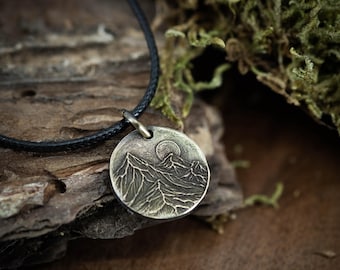 Rustikale Messinganhänger-Halskette: Bergsymbolik, handgemachter Patina-Schmuck (massives Messing, personalisierte Gravur, verstellbar)