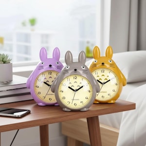 Puede incluir: Juego de tres tazas de cerámica con acabado mate moteado. Las tazas son de color crema, gris claro y gris oscuro. Diseño sencillo y minimalista, ideal para café o té.