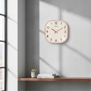 Elegant beige kvartsväggklocka – Modern minimalistisk kontorsinredning, tyst timing