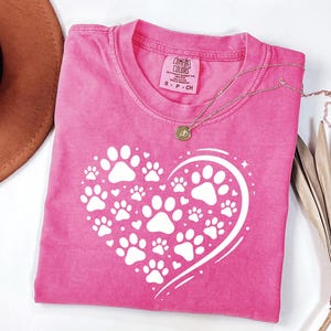 Comfort Colors® 肉球ハートシャツ、ペット好き、猫ママへのギフト、ペット好きシャツ、動物好きギフト、猫好きギフト（女性用）