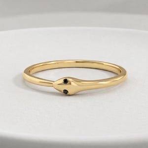14k guld Ouroboros ring - Elegant ormring med svart spinell - Evighetsband - Oändlig ormring - Symbol för återfödelse - Gåva till henne