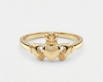 Anillo Claddagh de oro de 14 quilates: simbolismo de corazón, manos y corona (anillo de promesa).