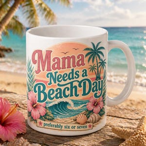 Op de afbeelding: Witte keramische mok met de tekst "Mama Needs a Beach Day" in roze en turquoise. De mok toont een strandscène met palmbomen, golven en hibiscusbloemen. De zin "preferably six or seven" is ook opgenomen.