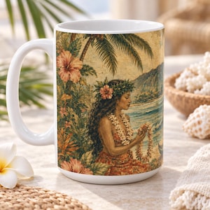 Puede incluir: Una taza de cerámica blanca con una ilustración de estilo vintage de una persona con cabello largo y oscuro que lleva un collar y una corona de flores, sentada en una playa con palmeras e hibiscos de fondo.
