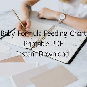 Op de afbeelding: Een persoon schrijft in een spiraalgebonden notitieboek op een witte marmeren tafel. Het notitieboek is open op een lege pagina met lijnen. Tekst op de afbeelding luidt "Baby Formula Feeding Chart Printable PDF Instant Download."