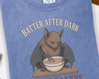 Maglietta vintage di Halloween con pipistrello, maglietta Comfort Colors Baking, Batter After Dark, maglietta grafica Night Bakery.