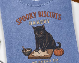 Maglietta Spooky Biscuits Bakery, maglietta Comfort Colors Black Cat Halloween, gattino che cuoce biscotti fantasma