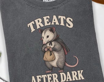 Maglietta di Halloween con opossum vampiro, Dolcetti dopo il tramonto, Comfort Colors 1717, Maglietta vintage con animale spettrale