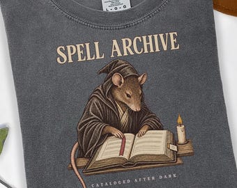 Maglietta Comfort Colors Rat Witch: grafica di Halloween con libro di incantesimi in stile vintage.