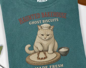 Maglietta di Halloween con biscotti fantasma, maglietta Comfort Colors Haunted Bakehouse con gatto fornaio, regalo di biscotti vintage
