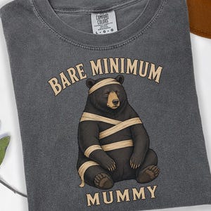 Bare Minimum Mummy Black Bear Comfort Colors T-Shirt, Funny Vintage Halloween Graphic