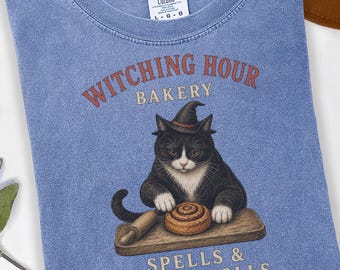 Maglietta di Halloween con gatto strega, maglietta Comfort Colors Witching Hour Bakery, regalo per appassionati di pasticceria con gatto smoking