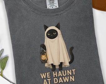 Maglietta di Halloween con gatto nero "We Haunt at Dawn", maglietta con gatto fantasma dai colori confortevoli.