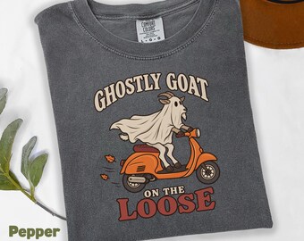 Maglietta di Halloween con capra fantasma: maglietta vintage Comfort Colors, regalo divertente per gli amanti delle capre, grafica retrò con scooter.