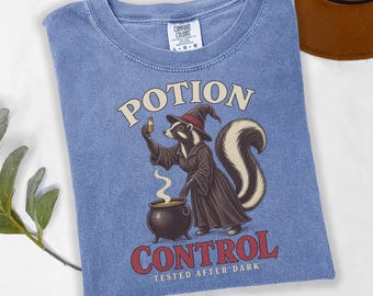 Maglietta Vintage Skunk Witch Comfort Colors: grafica di Halloween con pozioni e controllo.