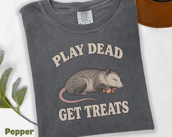 Maglietta di Halloween con opossum, "Fai il morto e ricevi dolcetti", Comfort Colors 1717, maglietta vintage con animale spettrale
