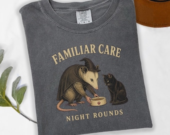 Maglietta con opossum e strega che nutre un gatto nero, stile vintage Halloween, Comfort Colors