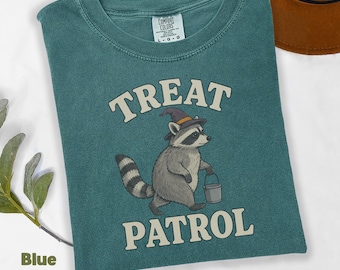 Maglietta Procione Strega, Maglietta di Halloween Treat Patrol, Comfort Colors 1717, Maglietta vintage spettrale con animali