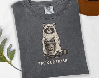 Maglietta di Halloween con procione "Trick or Trash", maglietta con fantasma e panda dai colori comodi, regalo divertente per la stagione spettrale