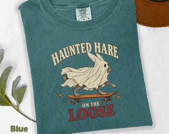 Maglietta di Halloween con coniglietto fantasma, grafica vintage con lepre infestata e skateboard, Comfort Colors 1717