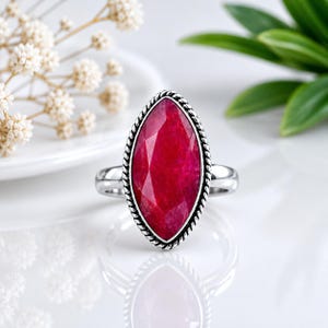 Anillo de plata de ley 925 con rubí talla marquesa, joyería llamativa con detalles de cuerda vintage.
