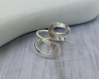 Anello a raggiera in argento sterling, gioiello boho minimalista ispirato al cielo stellato, fascia regolabile.