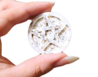 Cialde di cera di soia a forma di pentacolo, fatte a mano e infuse con erbe e oli essenziali.