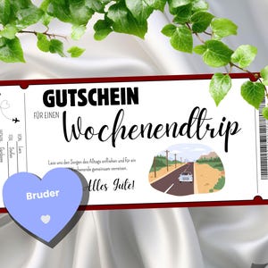以下が含まれることがあります： 黒い文字で「GUTSCHEIN Wochenendtrip」と書かれた白いギフト券。左側には「Bruder」という言葉が入った青いハートがあります。証明書には道路のイラストと緑の葉があります。
