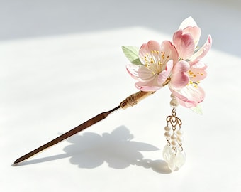 Horquilla de seda hecha a mano con forma de flor de cerezo y borla de perlas.