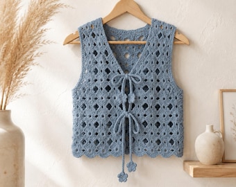Patrón PDF para chaleco de crochet con estampado floral estilo boho para mujer, diseño con tirantes anudados y frente abierto.