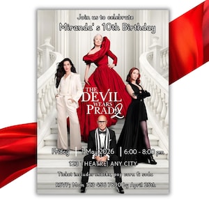 Könnte beinhalten: Eine weiße Keramik-Tasse mit schwarzem Henkel und dem Text "But First, Coffee" in schwarzer, fetter Schrift. Die Tasse steht auf einer weißen Oberfläche.