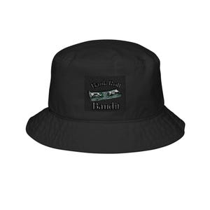 Peut inclure: Chapeau de pêcheur noir avec un large bord. Le chapeau comporte un écusson carré avec le texte "Bank Roll Bandit" au-dessus d'une illustration d'argent. Le chapeau est fait d'un tissu durable et convient aux activités de plein air.