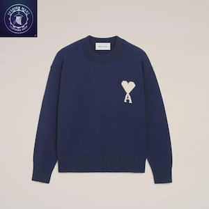 Suéter azul marino con logo de corazón tejido a mano estilo Ami Paris