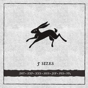 Può includere: Silhouette nera di una lepre che corre su uno sfondo grigio chiaro strutturato. Il testo "5 SIZES" è sotto la lepre. Un banner nero in basso elenca i formati di file: .DST .EXP .XXX .HUS .JEF .PES .VP3.