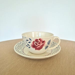 Digoin Sarreguemines "René" kop en schotel van aardewerk – fijn aardewerk met bloemversiering – antiek Frans servies – landelijke chique tafel