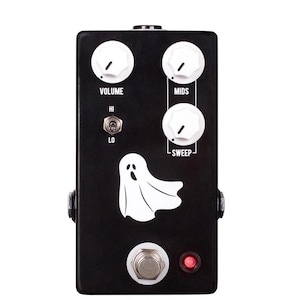Puede incluir: Pedal de efectos para guitarra negro con perillas blancas etiquetadas como "Volume", "Mids" y "Sweep". Un gráfico de fantasma blanco está centrado en la cara. Tiene un interruptor de pie plateado y un indicador LED rojo.
