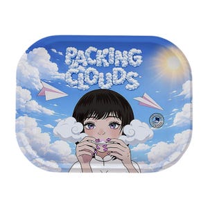 以下が含まれることがあります： 青いローリングトレイ。空をテーマにしたデザインで、雲、太陽、女性が描かれています。「PACKING CLOUDS」の文字は白い雲の形をしています。女性は顔の近くに雲を持っています。