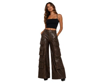 Pantalones de piel de serpiente marrón para mujer / Pantalones cargo de piel de pierna ancha / Pantalones de cintura alta con estampado de pitón / Ropa urbana de piel marrón auténtica