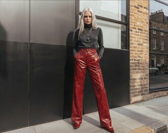 Pantalones de piel sintética con estampado de serpiente roja, pantalones de talle alto y pierna ancha, pantalones de vinilo con estampado de serpiente roja, pantalones de moda llamativos, atuendo glamuroso para festivales estilo Y2K