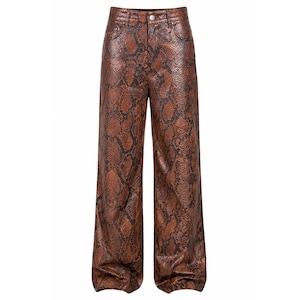 Könnte beinhalten: Braune und schwarze Hose mit Schlangenmuster. Die hoch taillierte Hose hat einen Knopf- und Reißverschluss und ein weites Bein-Design. Die Hose ist aus Kunstleder.